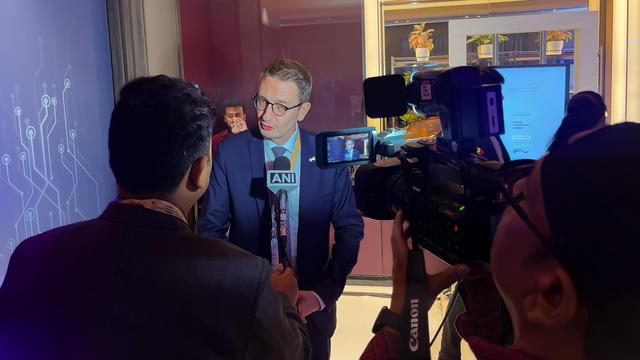 Staatssekretär Stefan Schnorr im Interview mit einem indischen Medienvertreter.
