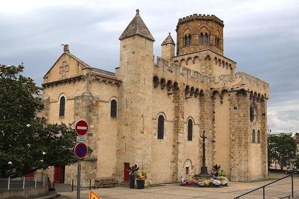 Eglise Saint-Léger et ancien prieuré à #Royat (#PuyDeDôme) Eglise en forme de croix latine, avec abside carrée et crypte sous le sanctuaire. Le prieuré, construit au nord de l'église, entoure de trois côtés une...
Suite 👉 https://monumentum.fr/monument-historique/pa00092332/royat-eglise-saint-leger-et-ancien-prieure
#Patrimoine #MonumentHistorique
Photo CC-BY-SA 4.0 : Pymouss