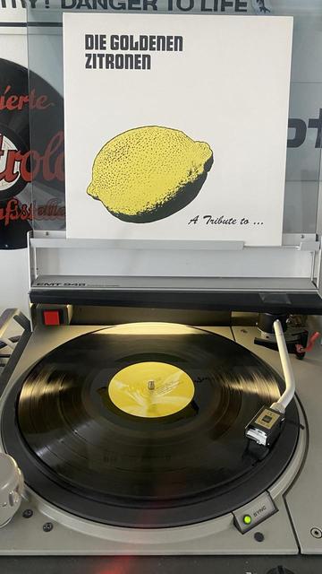 Vinyl Schallplatte „A Tribute To Die Goldenen Zitronen“ auf einem Plattenspieler.