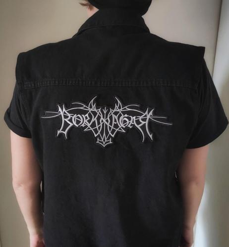 Foto: ich von hinten mit meiner Kutte. Backpatch Borknagar Logo