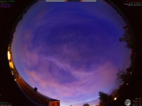 Aufnahme meiner Allsky Kamera von heute um 21:22 Uhr
Der Nachthimmel erscheint in einem diffusen rosa-lila Ton. Die Wolken Bildung verhindert aber eine klare Aufnahme.