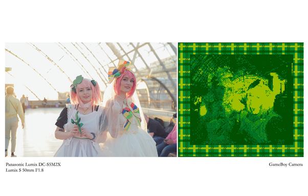 Zwei Cosplayer als Amulet Clover und Amulet Fortune aus dem Anime „Shugo Chara“. Fotografiert mit einer modernen Digitalkamera (links) und der GameBoy Camera (rechts).