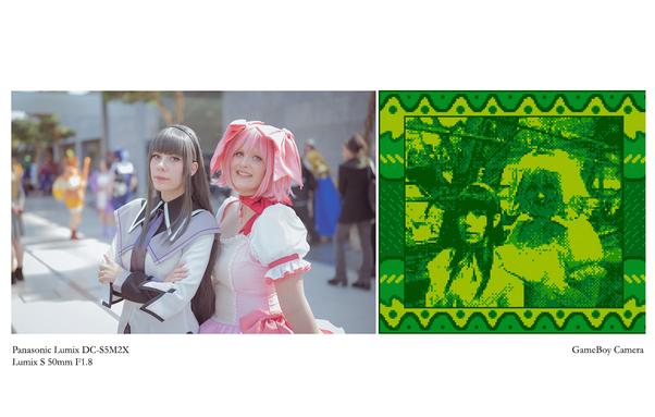 Cosplayer als Madoka und Homura aus dem Anime Madoka Magika. Eine Gegenüberstellung von zwei Fotos gemacht mit der GameBoy Camera und der LUMIX S5M2X.