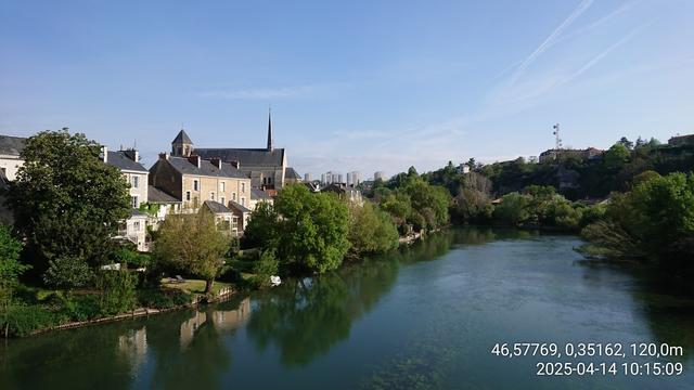 Vue du Clain prise à vélo depuis le Pont-Neuf au sud de Poitiers, sous un ciel bleu mettant joliment en valeur les pierres des bâtiments de la ville émergeant des arbres aux différents tons de vert, eux même se reflétant dans les eaux turquoises de la rivière :-]