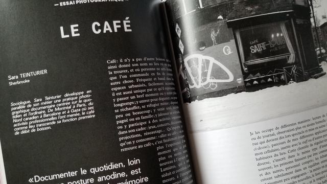 Photo des pages introductives de l'essai photographique "Le Café". La photo d'une vitrine de café est sur la page de droite, l'essai se déploie en regard et dessous. 

Photo of the introductory pages of the photographic essay “Le Café”. The photo of a café window is on the right-hand page, with the essay unfolding opposite and below.