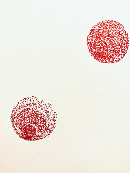deux petites boules rouges au trait sur papier blanc.