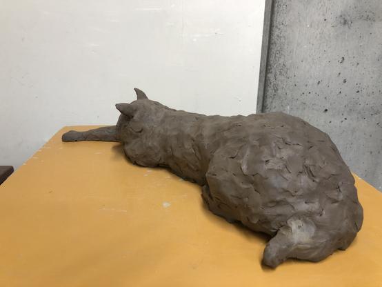 塑像の左後ろからの写真