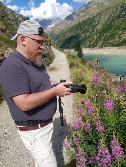 un fotografo che sta scattando una fotografia ad un fiore.