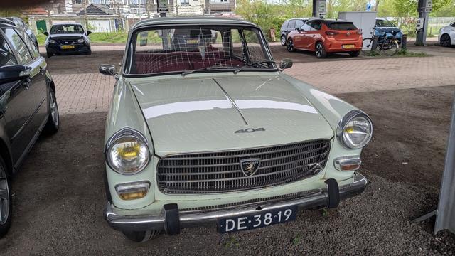 Peugeot 404