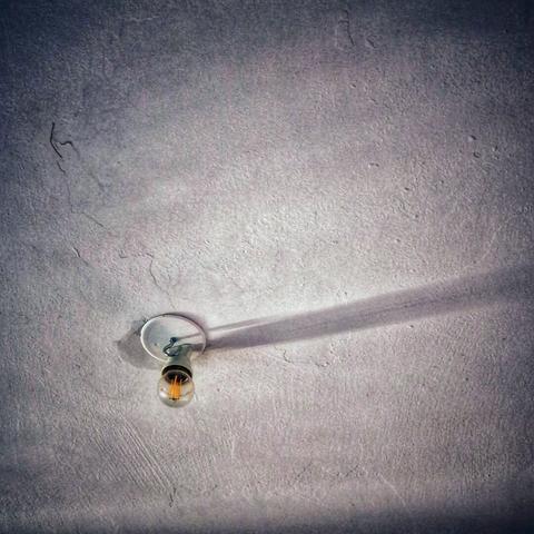 Une ampoule au plafond.