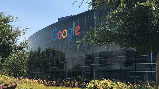 <figure class="wp-block-image size-large wp-lightbox-container"><img alt="Fachada de vidro de um prédio de poucos andares, com o logo do Google" class="wp-image-795579" height="597" src="https://files.tecnoblog.net/wp-content/uploads/2024/11/googleplex_hq_cropped-edited-1060x597.jpg" width="1060" /><button class="lightbox-trigger" type="button">
			<svg fill="none" height="12" viewBox="0 0 12 12" width="12" xmlns="http://www.w3.org/2000/svg">
				<path d="M2 0a2 2 0 0 0-2 2v2h1.5V2a.5.5 0 0 1 .5-.5h2V0H2Zm2 10.5H2a.5.5 0 0 1-.5-.5V8H0v2a2 2 0 0 0 2 2h2v-1.5ZM8 12v-1.5h2a.5.5 0 0 0 .5-.5V8H12v2a2 2 0 0 1-2 2H8Zm2-12a2 2 0 0 1 2 2v2h-1.5V2a.5.5 0 0 0-.5-.5H8V0h2Z" fill="#fff">
			</svg>
		</button><figcaption class="wp-element-caption">Google é alvo de sanção inédita no Japão (foto: The Pancake of Heaven/Wikimedia Commons)</figcaption></figure>



<p>A Comissão de Comércio Justo do Japão (JPFT, na sigla em inglês) determinou nesta terça-feira (15) que o Google suspenda práticas consideradas anticoncorrenciais. Segundo o órgão, a empresa impôs condições que dificultam o uso de aplicativos de busca concorrentes em celulares com sistema Android — o que fere a legislação antimonopólio japonesa.</p>



<p>Essa é a primeira vez que uma das chamadas big techs dos Estados Unidos — grupo formado por <a href="https://tecnoblog.net/noticias/google-apple-amazon-e-meta-sao-investigadas-pela-uniao-europeia/">Google, Apple, Facebook (Meta), Amazon</a> e Microsoft — recebe uma ordem formal par