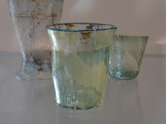 Gobelet trouvé à Colmar au cours de fouilles archéologiques préventives dans les années 1970. Il ressemble furieusement et curieusement au célèbre verre Picardie #Duralex, créé et lancé sur le marché en 1954 par la verrerie Saint-Gobain de La Chapelle Saint-Mesmin. Actuellement exposé au musée Unterlinden de Colmar