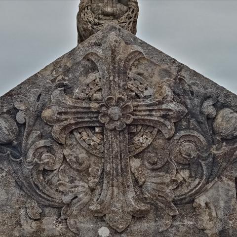 Un motif de croix avec une fleur au centre