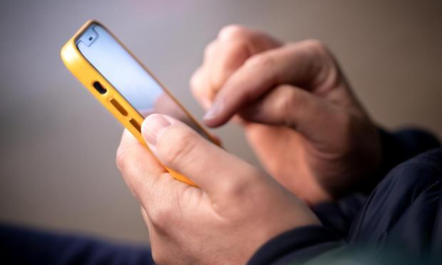 Una persona, con un teléfono móvil. (Getty Images)