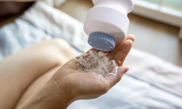 Una persona echando polvos de talco en su mano. (Getty Images)