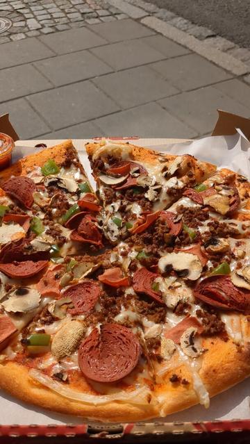 bild av en vegansk pizza från new york pizza