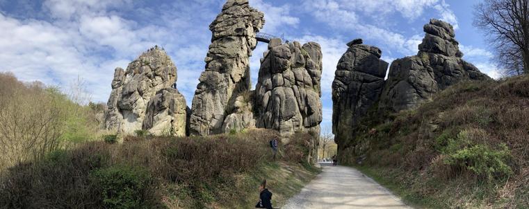 Externsteine, eine markante, rund 40 m hohe Sandstein-Felsformation im Teutoburger Wald

https://de.m.wikipedia.org/wiki/Externsteine