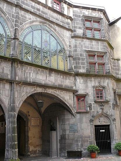 Hôtel de ville à #Riom (#PuyDeDôme) Hôtel qui se compose de constructions disposées autour d'une cour rectangulaire avec, dans deux angles opposés, deux escaliers à vis. Au rez-de-chaussée et au premier étage s...
Suite 👉 https://monumentum.fr/monument-historique/pa00092290/riom-hotel-de-ville
#Patrimoine #MonumentHistorique
Photo CC-BY-SA 4.0 : MOSSOT