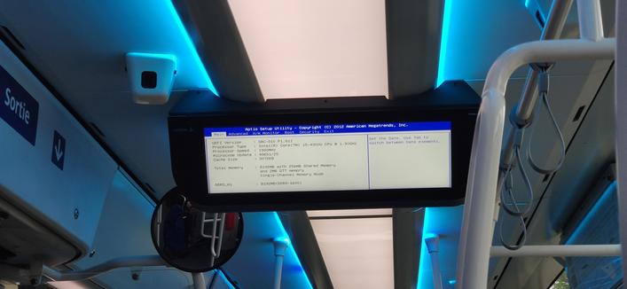 Un afficheur de bus coincé sur l'écran de configuration du BIOS qui révèle que c'est un PC plutôt bien doté.