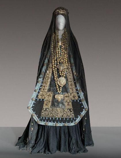 Created by Piero Tosi, a visionary costume design and lots of beads worn by Maria Callas in her role as Medea in Pier Paolo Pasolini's film adaptation of the Euripides play

#BeadSocietyGB #Beads #HistoryOfBeads #MariaCallas #PieroTosi #Medea