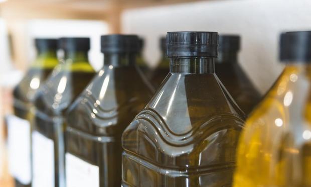 Aceite de oliva en un estante (Getty Images/Westend61)