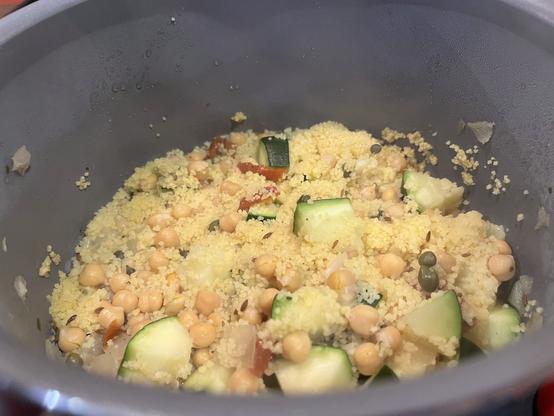 Las verduras en la misma hoya, con el cuscús agregado