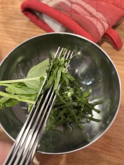 unas tijeras con cuádruple hoja para picar hierbas