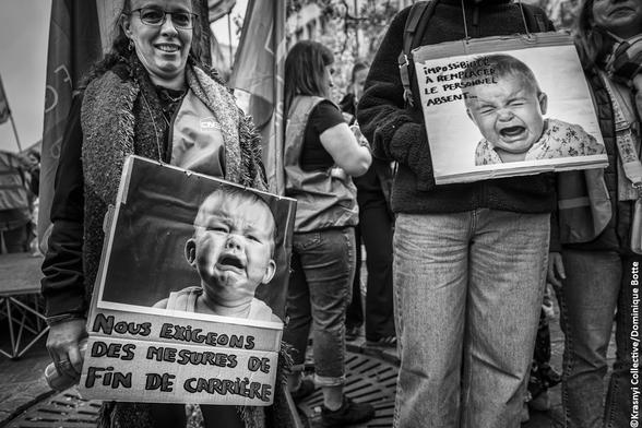 Des manifestants, une pancarte dit :"NOUS EXIGEONS DES MESURES DE FIN DE CARRIÈRE", une :"IMPOSSIBILITÉ À REMPLACER LE PERSONNEL ABSENT".