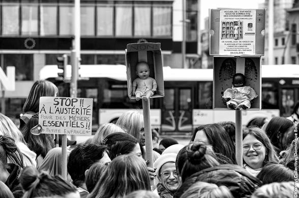 Des manifestants, une pancarte:"STOP À L'AUSTÉRITÉ POUR DES MÉTIERS ESSENTIELS"