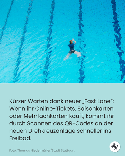 Foto: Mann schwimmt Bahnen. Text: Kürzer Warten dank neuer „Fast Lane“: Wenn ihr Online-Tickets, Saisonkarten oder Mehrfachkarten kauft, kommt ihr durch Scannen des QR-Codes an der neuen Drehkreuzanlage schneller ins Freibad.