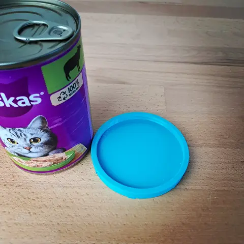 Boîte de nourriture pour chat avec le couvercle imprimé en 3D posé à côté