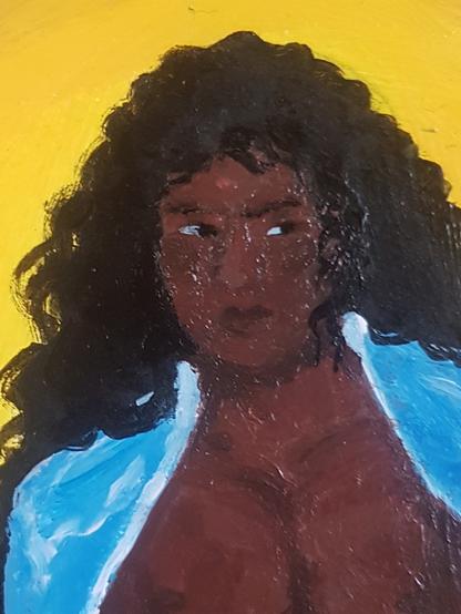 Peinture acrylique, zoom sur le visage
La personne regarde vers le côté, ses cheveux bouclés longs encadrent son visage.
On aperçoit une cape bleue motifs de vagues sur ces épaules.
Les ombrages sont posés, on distingue mieux les différentes parties du visage.
Lo personnage a la peau noire avec des sous tons chauds, la lumière se reflète sur son nez et front.

Avec la caméra on voit la texture que la peinture donne au papier et comme la peinture est pas sèche on voit des reflets blancs dessus.