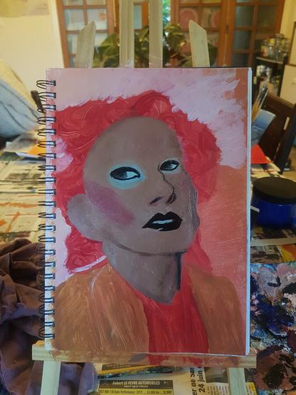 Peinture acrylique d'un visage
La personne regarde vers le côté gauche
Iel n'a de peins que le visage, les cheveux, le fond et ses fringues sont sugérés par des formes esquissées en couleurs rouges et orange 

La personne a les lèvres et les yeux maquillées de noir avec un gros blush rose
Lo personnage a la peau blanche avec des sous tons froids, la lumière se reflète sur ses joues, menton et lèvres.