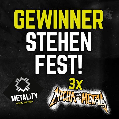 Bildbeschreibung: Grafik mit Text: Auf den oberen zwei Dritteln der Grafik ist der Text “Gewinner stehen fest!” zentriert aufgebracht. Links unter diesem Text befindet sich das Metality Logo mit dem Credo “Metality. Extreme. Nice People.”  rechts daneben befindet sich der Buchtitel “Micha und der Metal”, der in Typen abgebildet ist, die an den typischen Schriftzug des Bandnamen Metallica erinnern; da der Buchstabe M im Wort Micha und der Buchstabe L im Wort Metal blitzförmige Unterlängen haben. Um den Buchtitel besser hervor zu heben , hat er einen Hintergrund erhalten, der wirkt, als hätte man ihn mit einer Spraydose grob aufgesprüht, denn der Hintergrund läuft an den Rändern in viele kleine Punkte aus. Über dem Buchtitel befindet sich der Hinweis “3 x”, der angibt, wie viele Bücher verlost wurden.