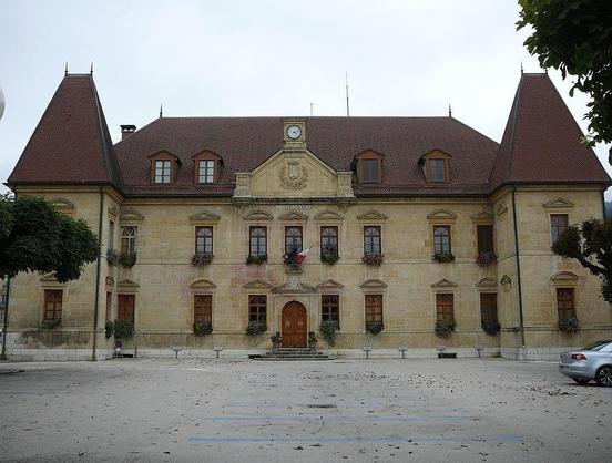 Hôtel de ville à #Morteau (#Doubs) Construction 4e quart XVIe siècle. Façade principale avec ses deux retours jusqu'à la corniche (cad. E 21) : inscription par arrêté du 8 juin 1978.
Suite 👉 https://monumentum.fr/monument-historique/pa00101692/morteau-hotel-de-ville
#Patrimoine #MonumentHistorique
Photo CC-BY-SA 4.0 : VincentdeMorteau