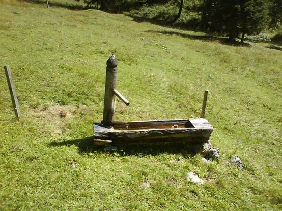 Brunnen auf Bergwiese