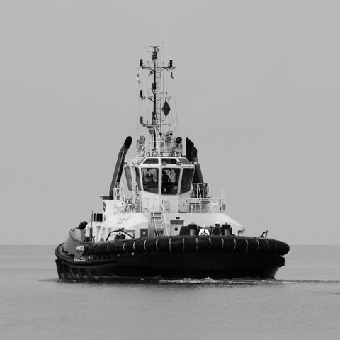 Ein Schlepper in Bremerhaven. Das Foto ist in Schwarzweiß.