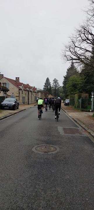 Un groupe de cyclistes sportifs sur une route en petite ville