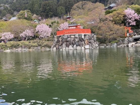 Buddhist temple Katsuō-ji with a Shintō shrine by the pond