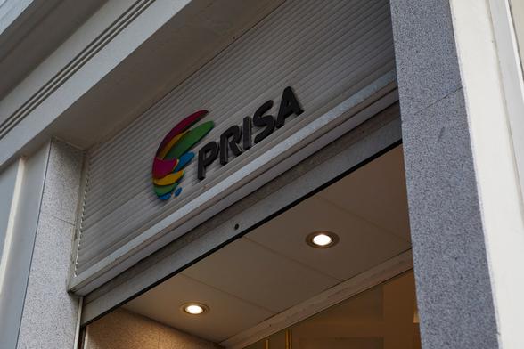 La puerta de entrada a las oficinas del Grupo Prisa en la Gran Vía de Madrid - Jesús Hellín / Europa Press