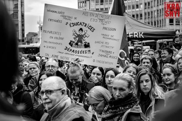 Pancarte "ÉDUCATRICES DÉPASSÉES !!!"
