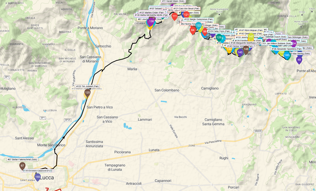 Ausschnitt aus einer Landkarte rund um die italienische Stadt Lucca. Eingezeichnet ist der Start-Parcours des Rennens. Auf dem Parcour sind die Positionen der Fahrerinnen markiert.