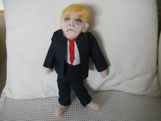 Trump als Voodoo Strickpuppe