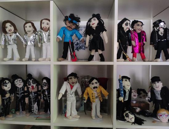 Als Strickpuppen: 
Bee Gees, Jimmy Hendricks, Amy Winehouse , Alice Cooper , Michael Jackson?, Lemmy Kilmister , Kiss, Elvis, Freddy Mercury, Seidenspinner Köpfe von A.Cooper und Elton John