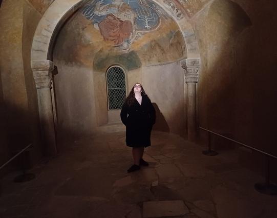 Votre humble servante dans une petite chapelle romane à l'alcôve peinte