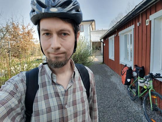 Joonas ja pyörä ja majapaikan seinä