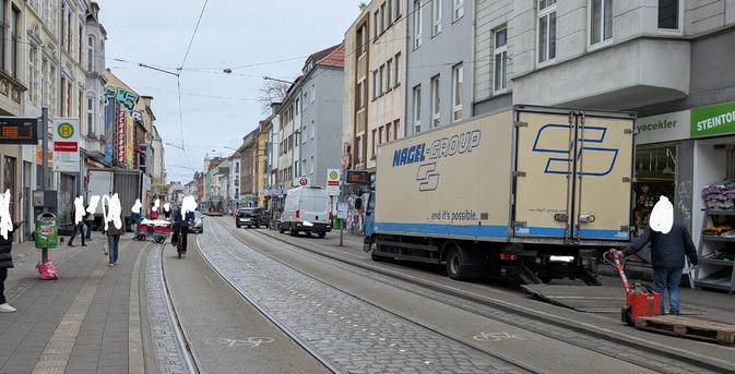 Mehrere LKW auf Haltestellen, sowie Geh- und Radwege