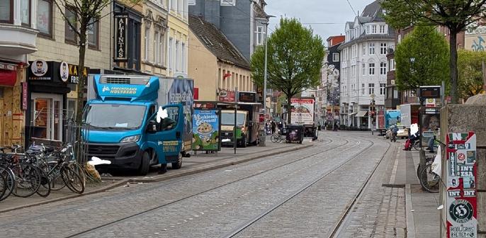 Mehrere LKW auf Haltestellen, sowie Geh- und Radwege