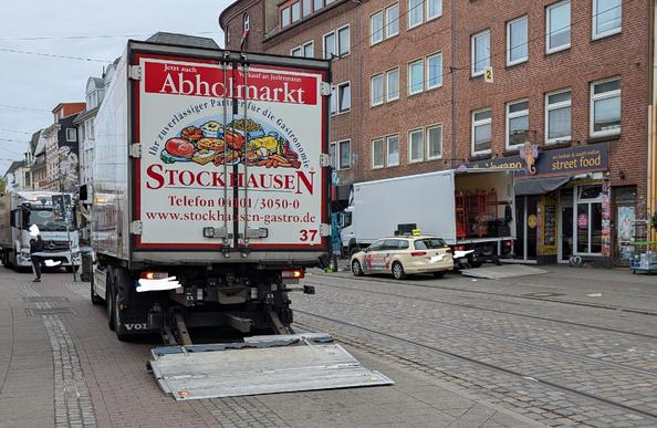 Mehrere LKW auf Haltestellen, sowie Geh- und Radwege