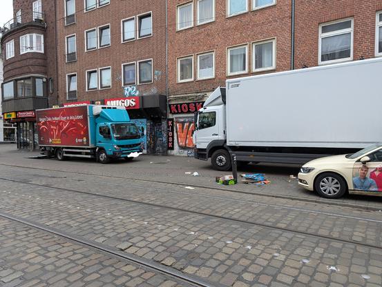 Mehrere LKW auf Haltestellen, sowie Geh- und Radwege